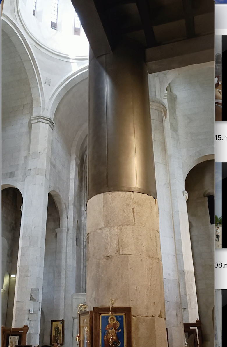 バグラティ大聖堂・内部の柱