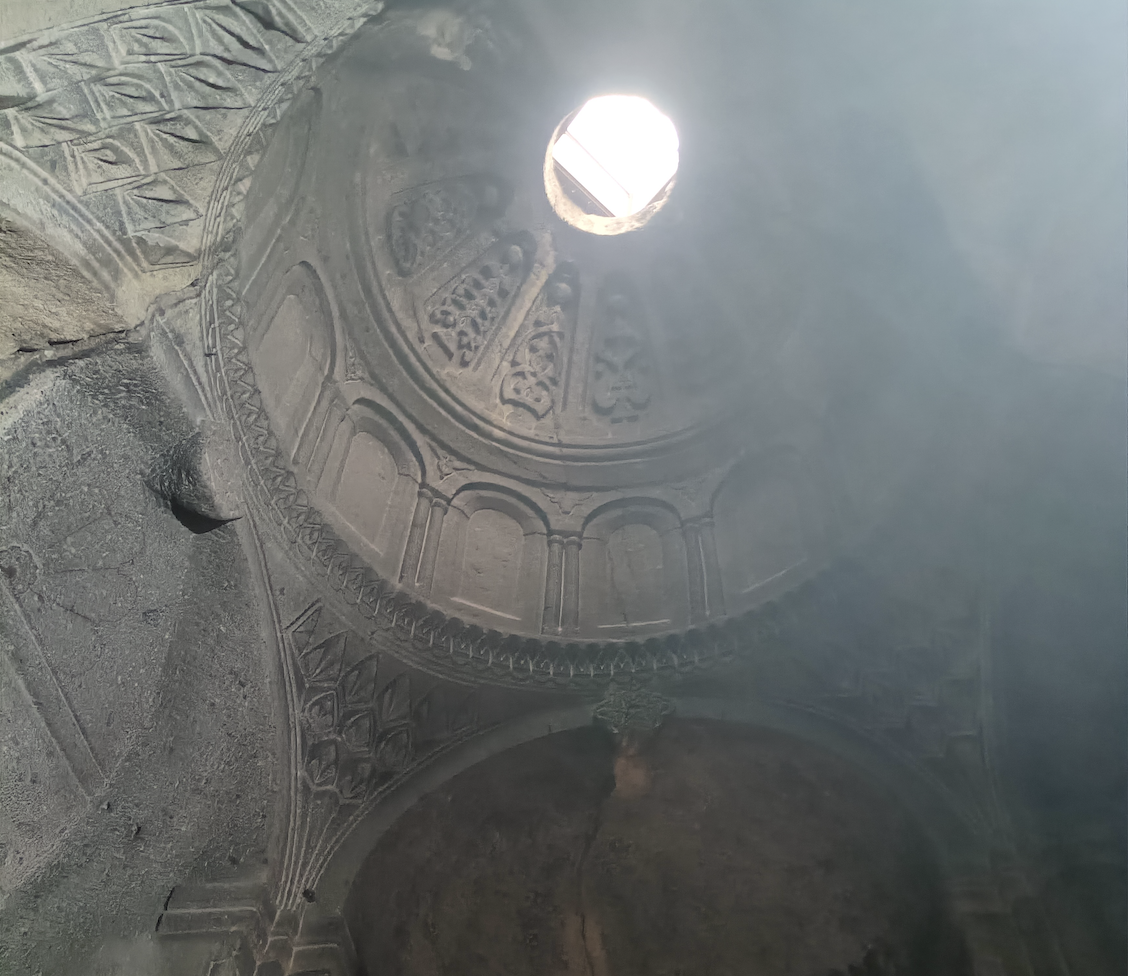 岩窟聖堂の天井と光