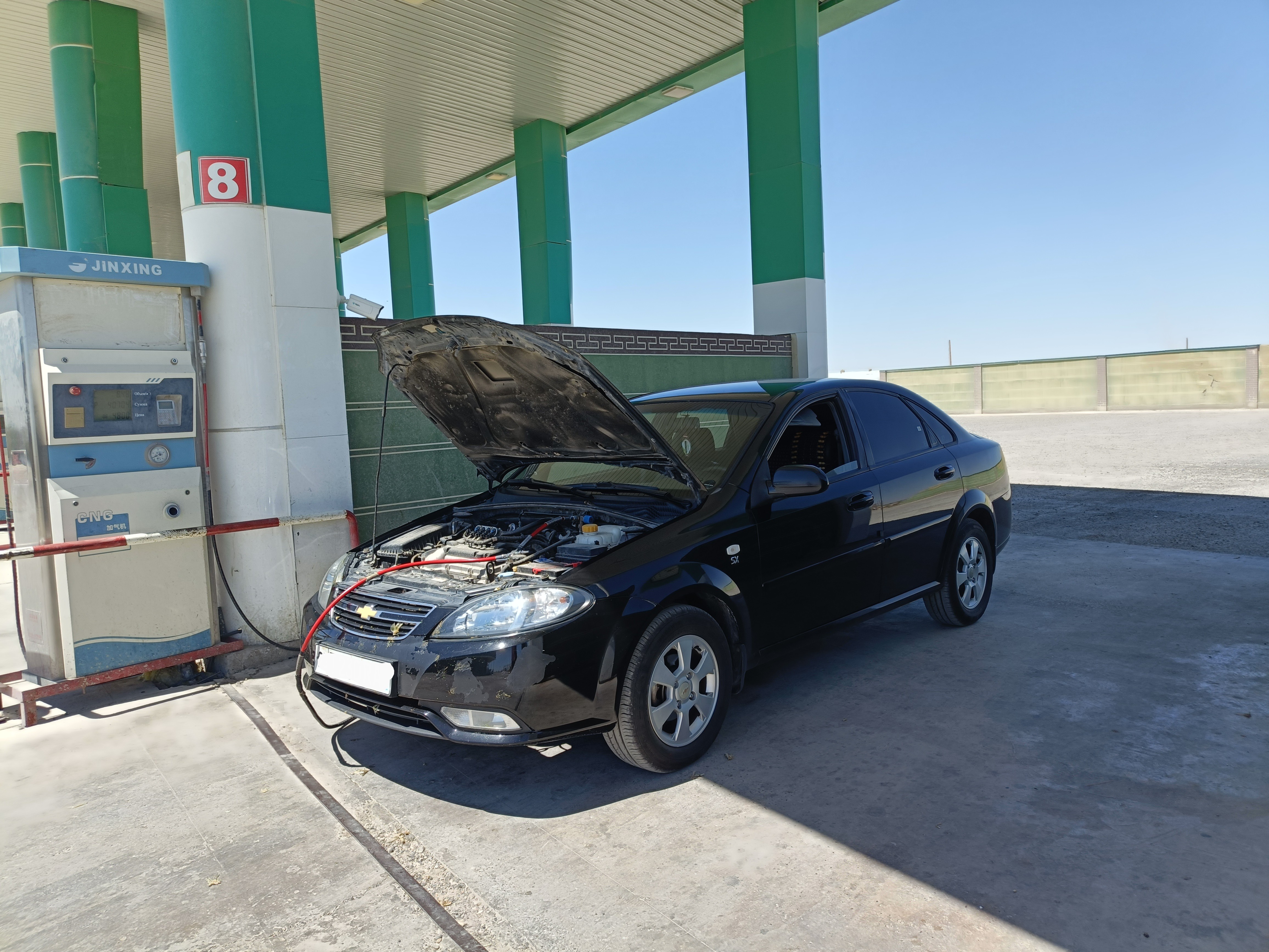 ウズベキスタン、天然ガス給気中の車