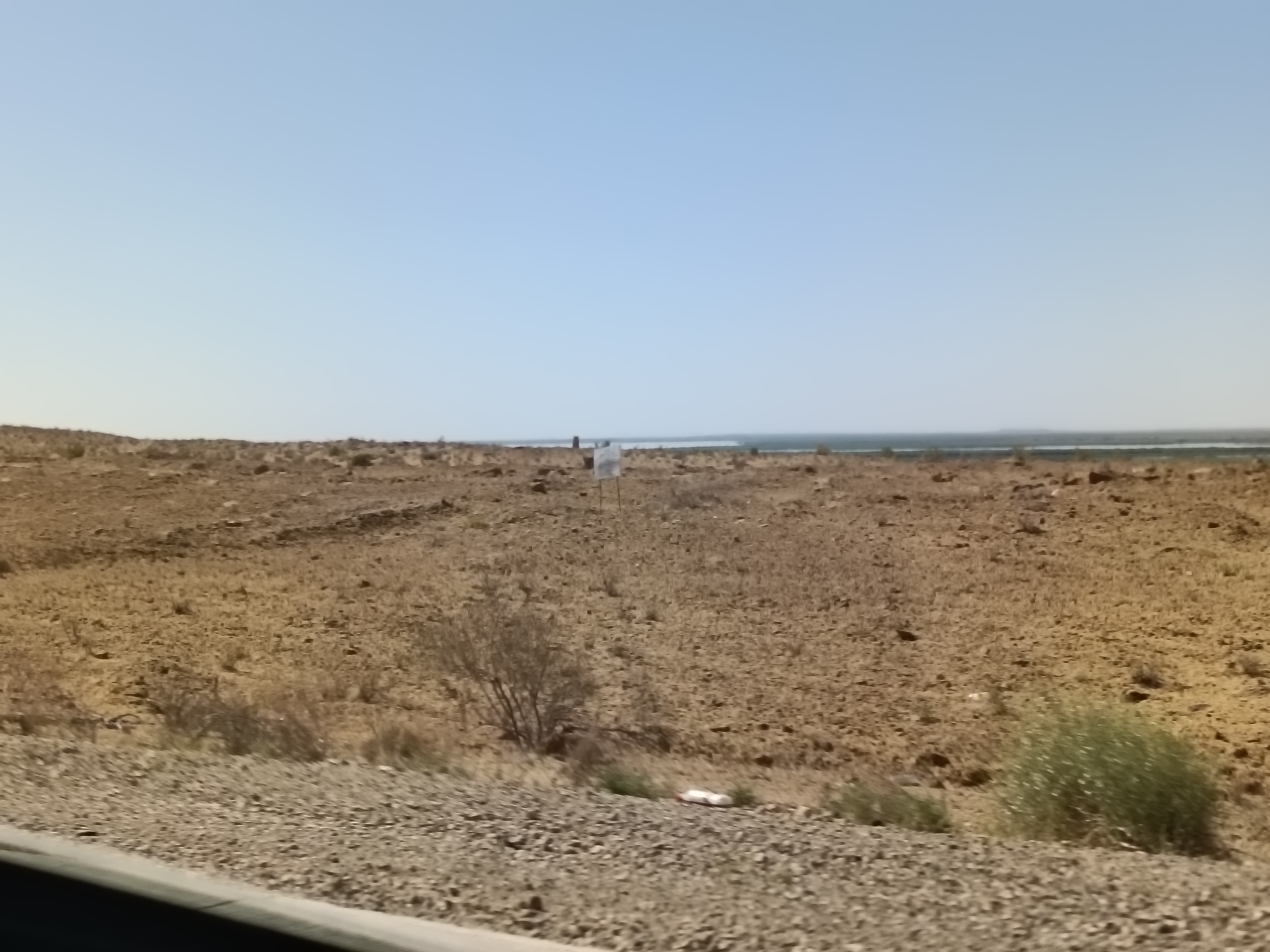 車窓から見たウズベキスタンの砂漠