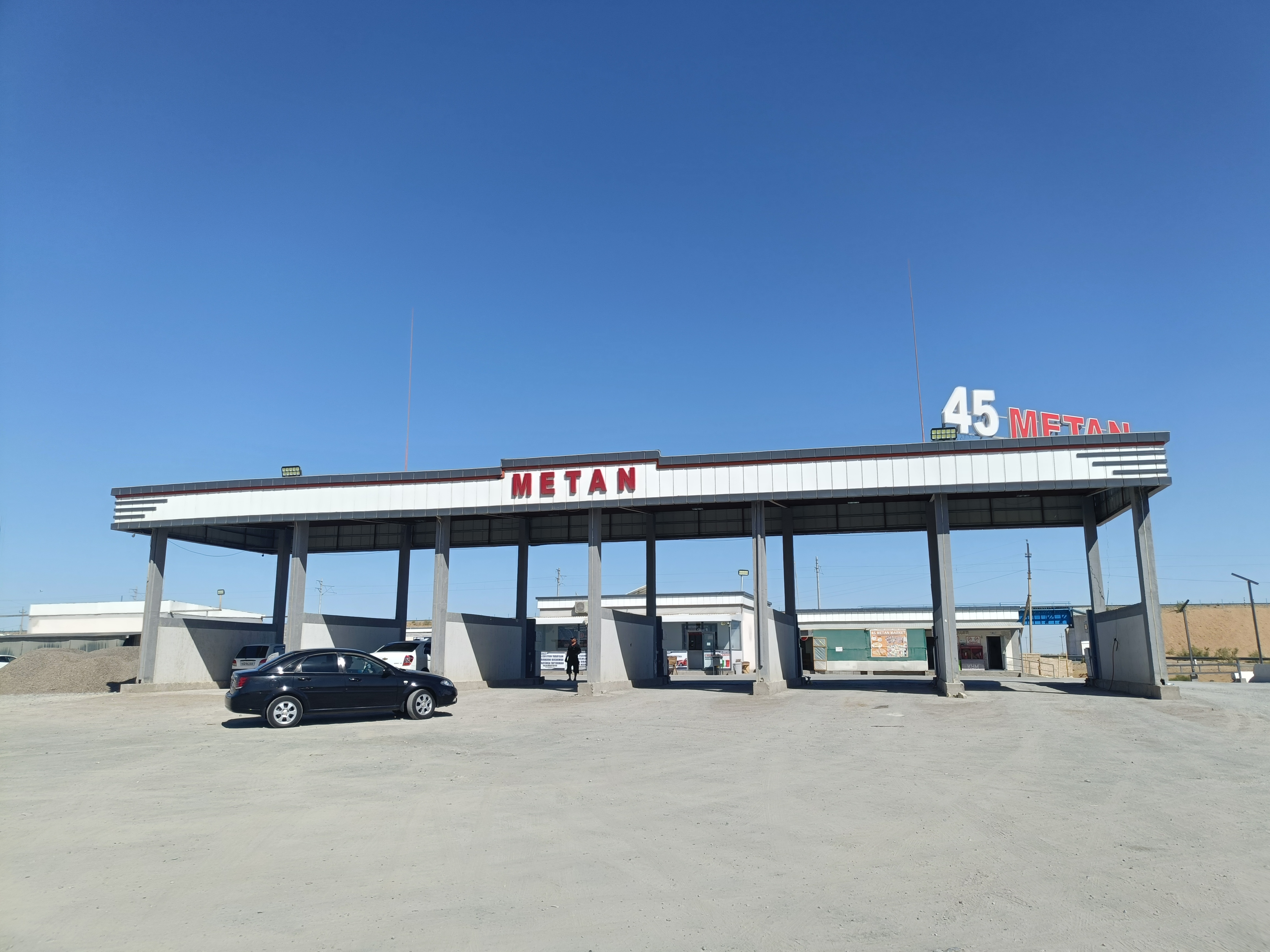 METANと書かれた天然ガスステーション